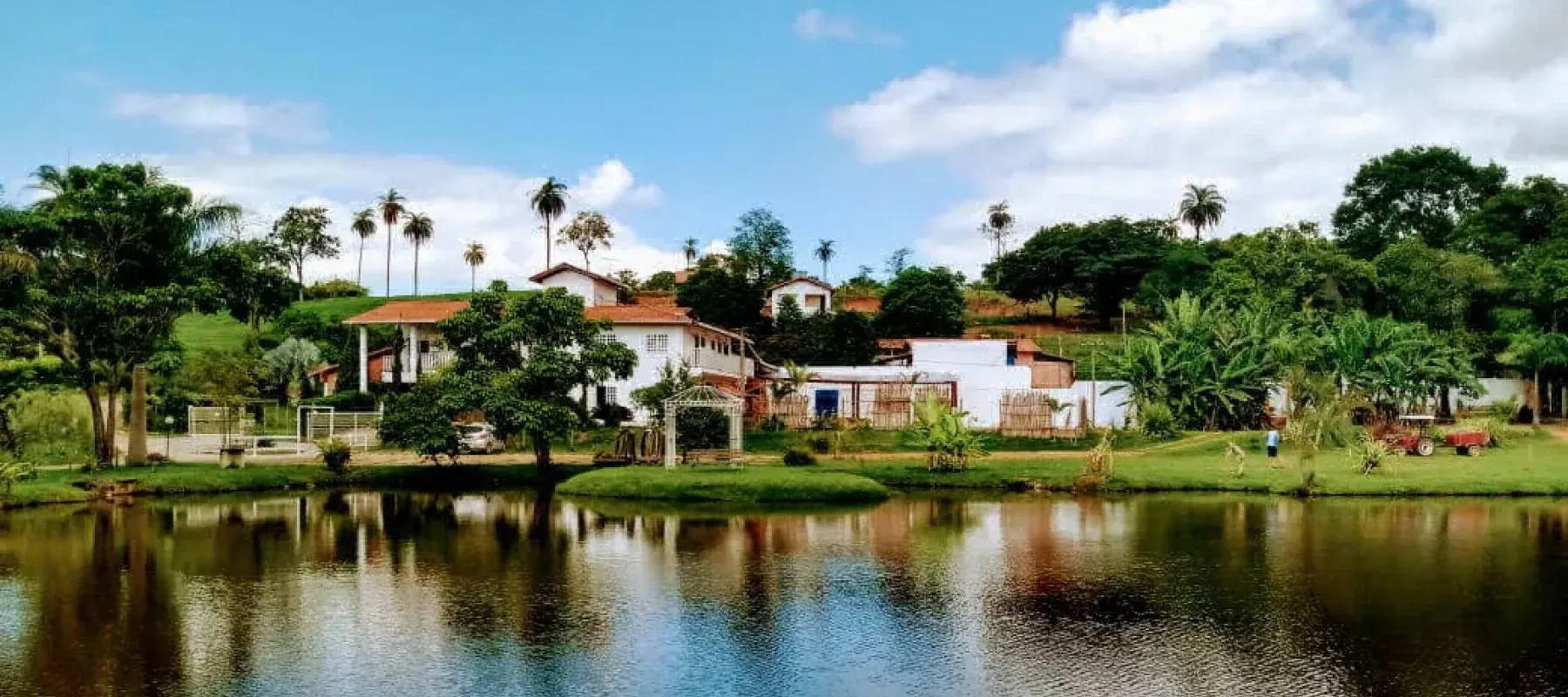 Hospedagem vista da lagoa