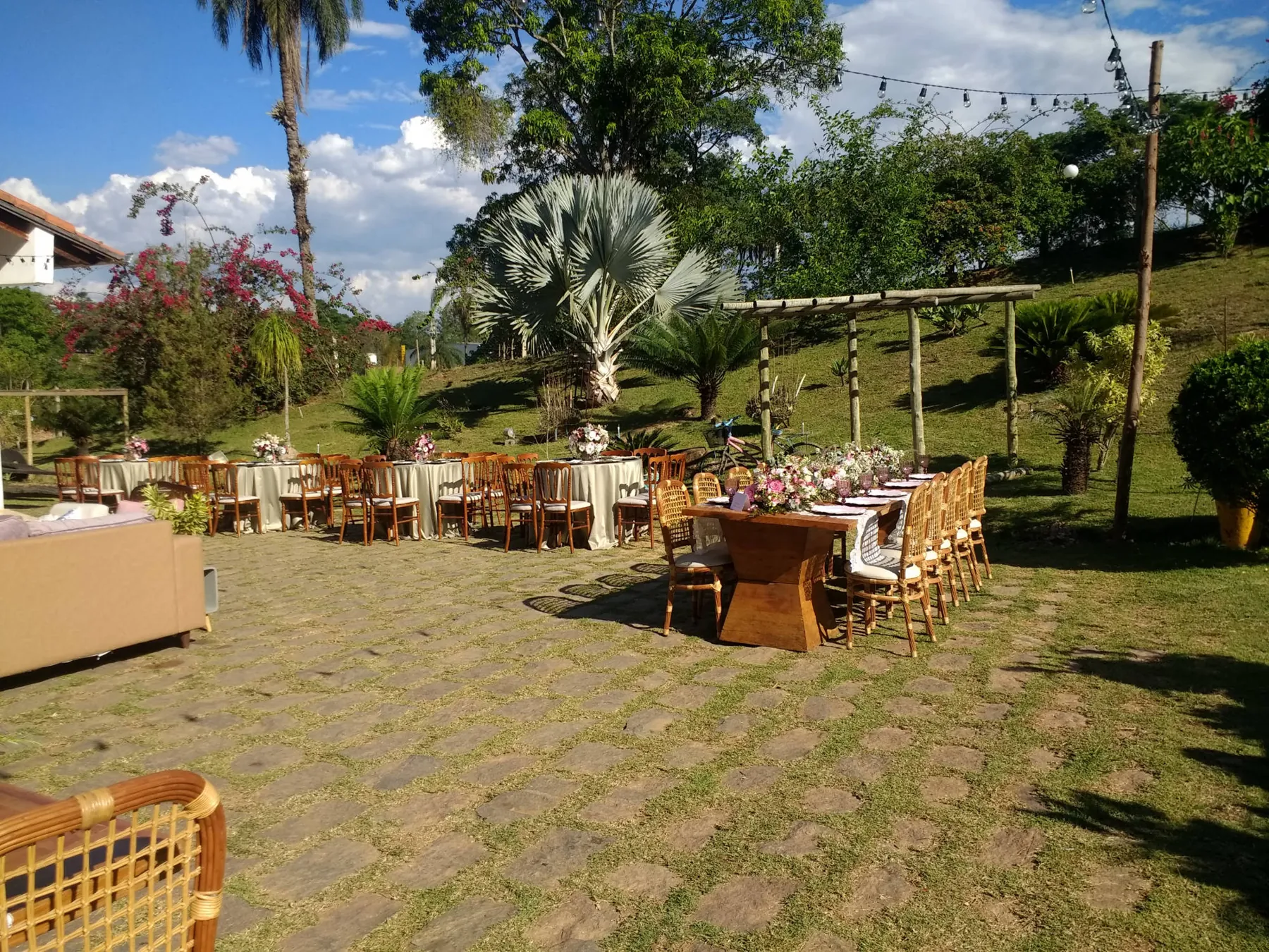 Mesas montadas no jardim da Estância
